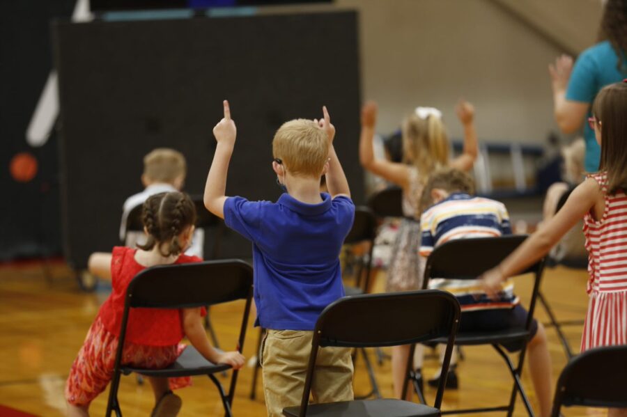 kids praising